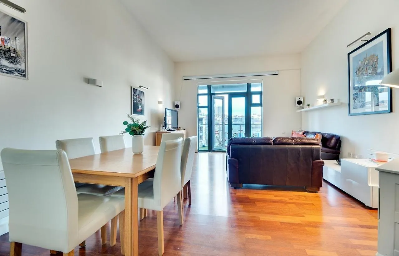 Crown Apartments 3B By Week2Week Newcastle upon Tyne