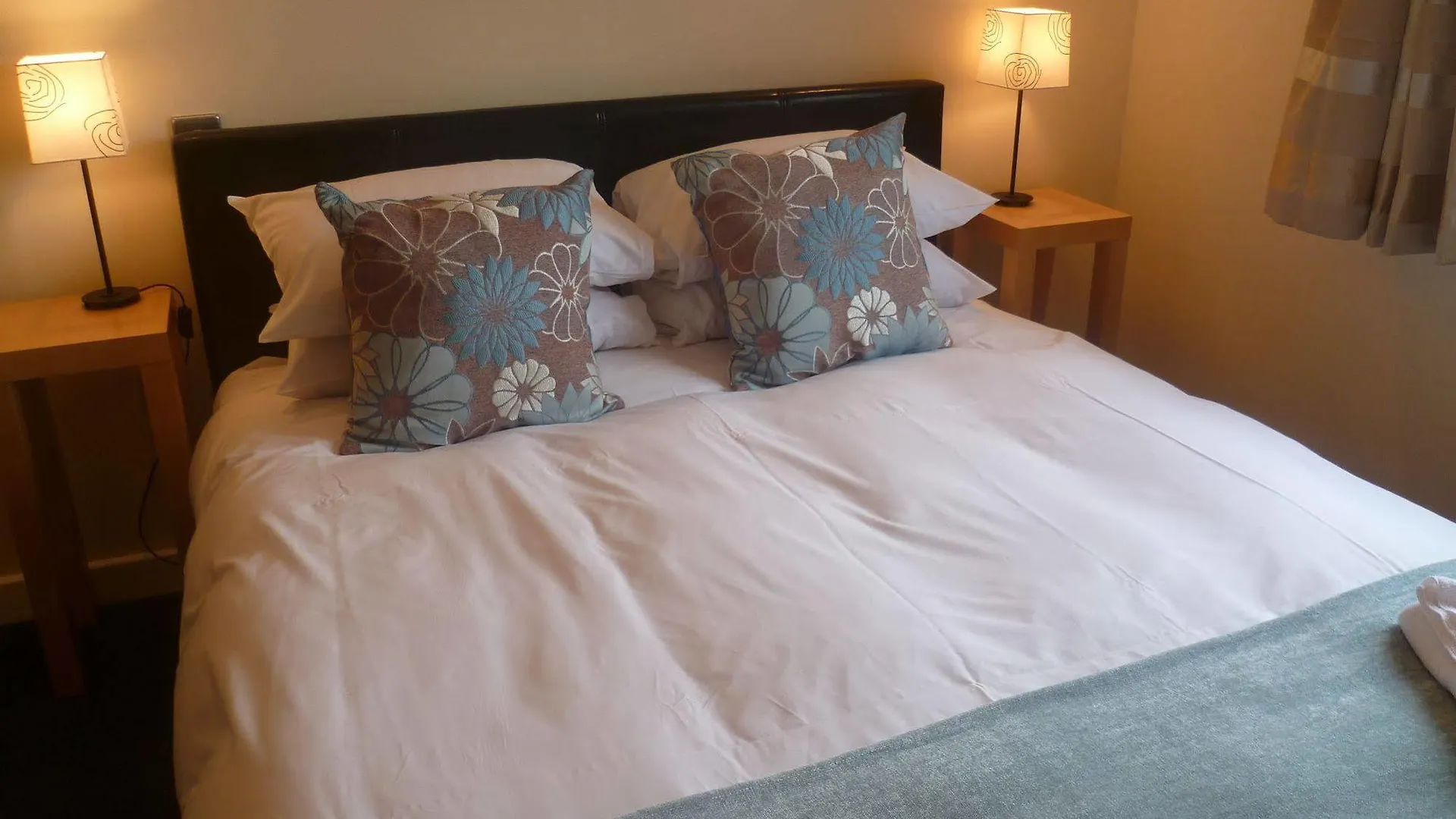 Crown Apartments 3B By Week2Week Newcastle upon Tyne
