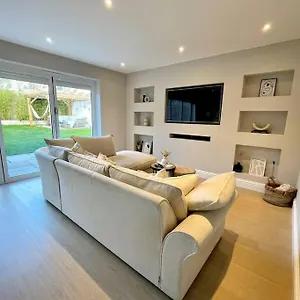 modern-central-bungalow-with-luxury-hot-tub.bournemouth-hotels.org/